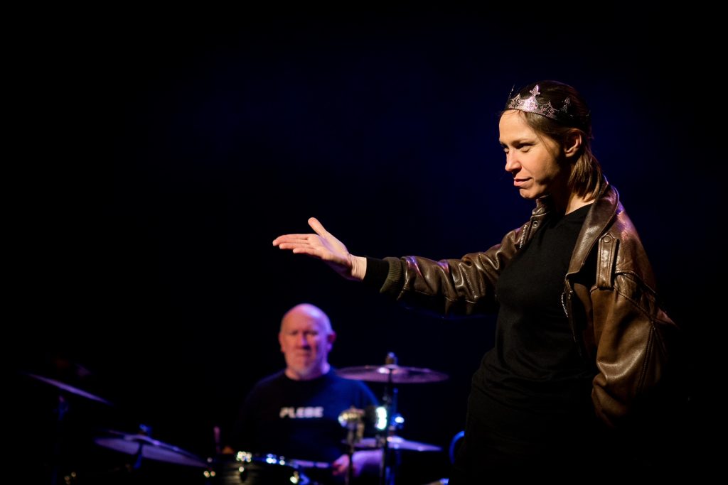 une comédienne et un batteur