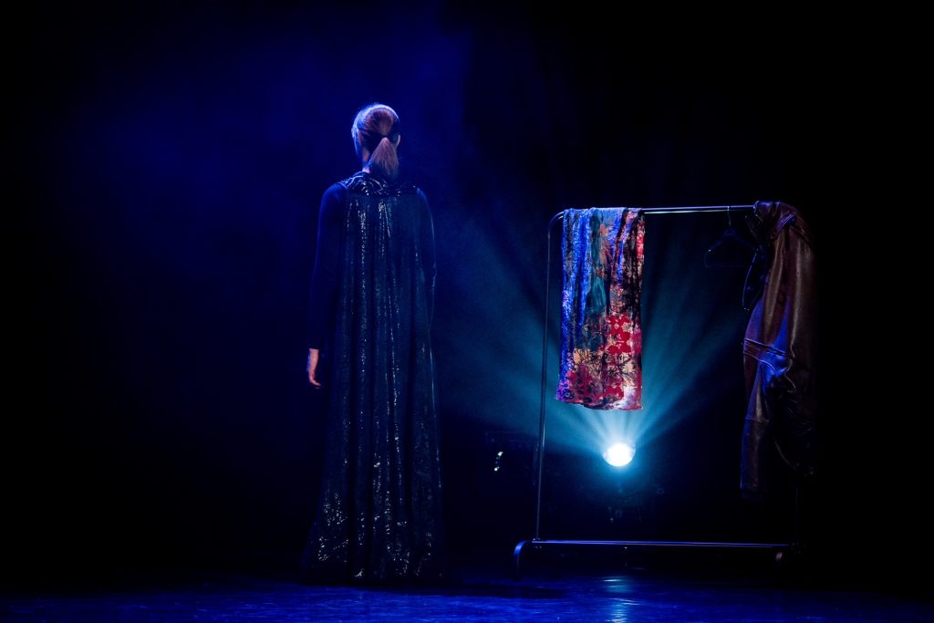 Une comedienne de dos