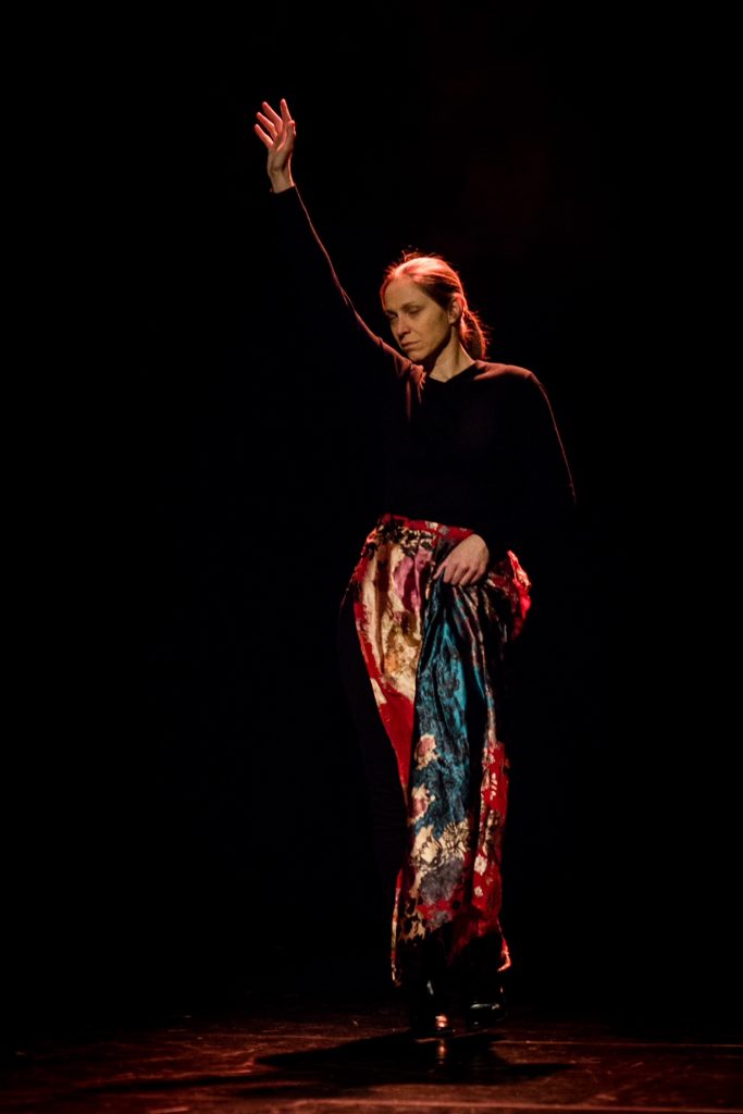 Une comédienne levant son bras