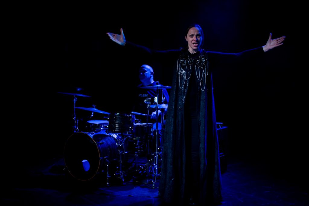 Une comédienne levant les bras