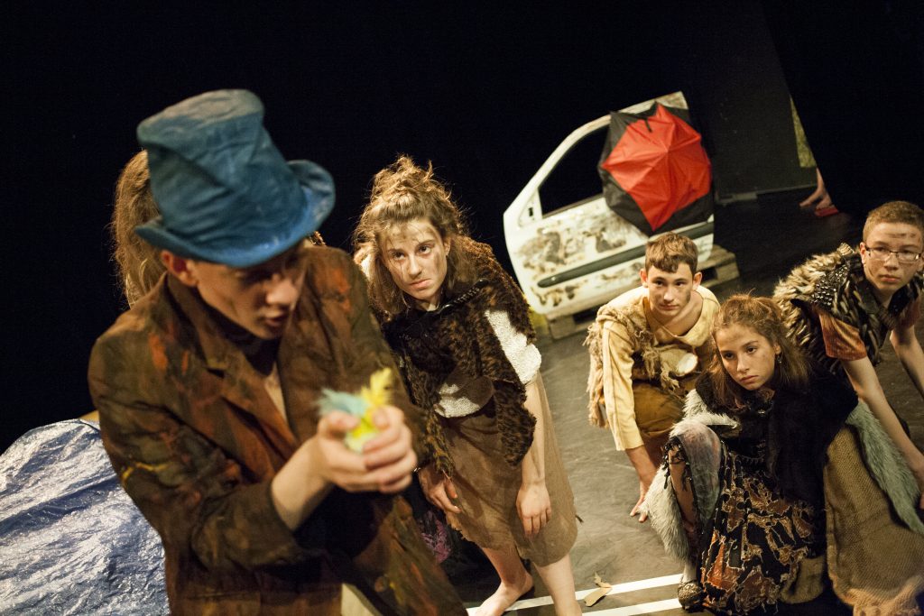 scène de théâtre avec des costumes patinés.