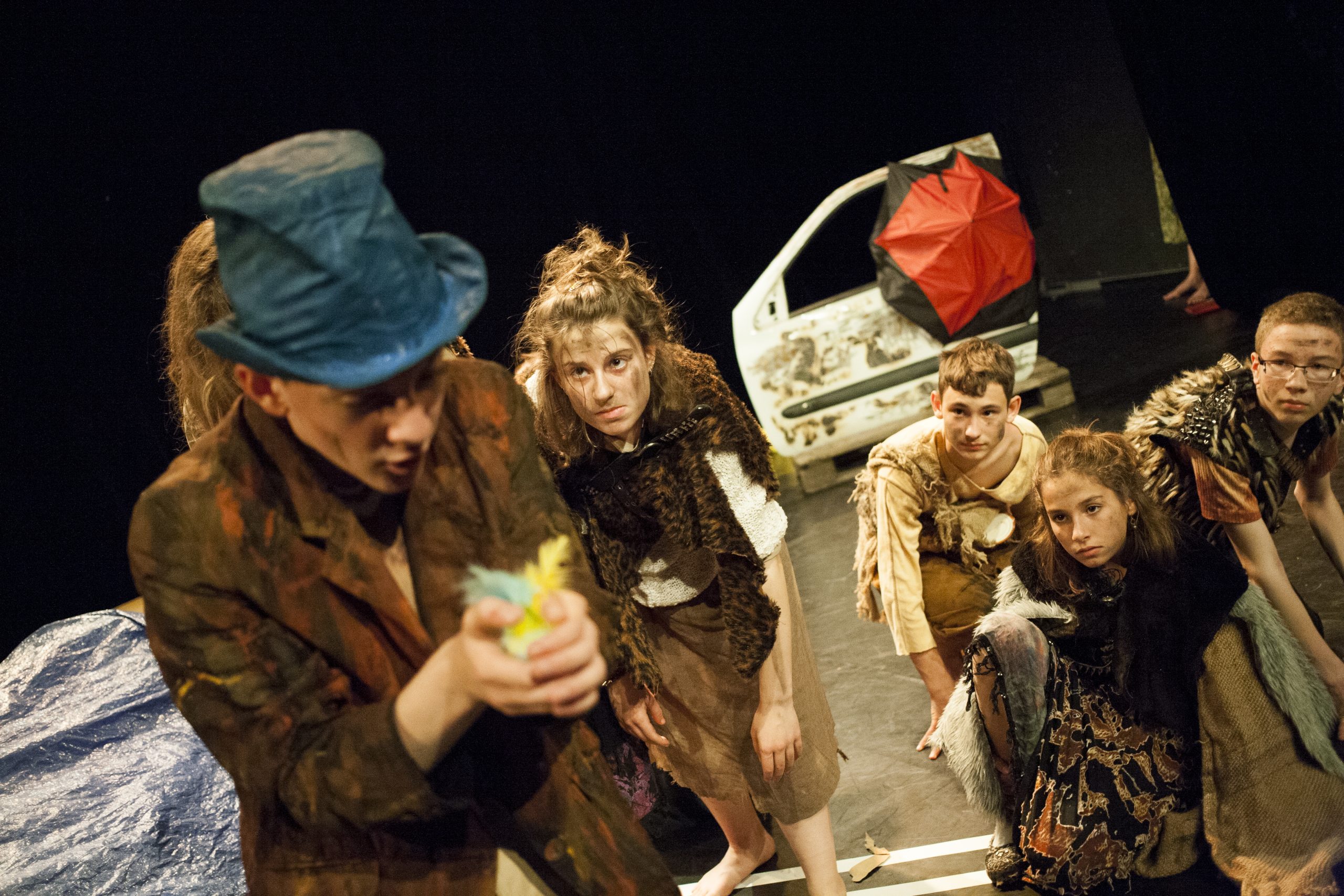 scène de théâtre avec des costumes patinés.