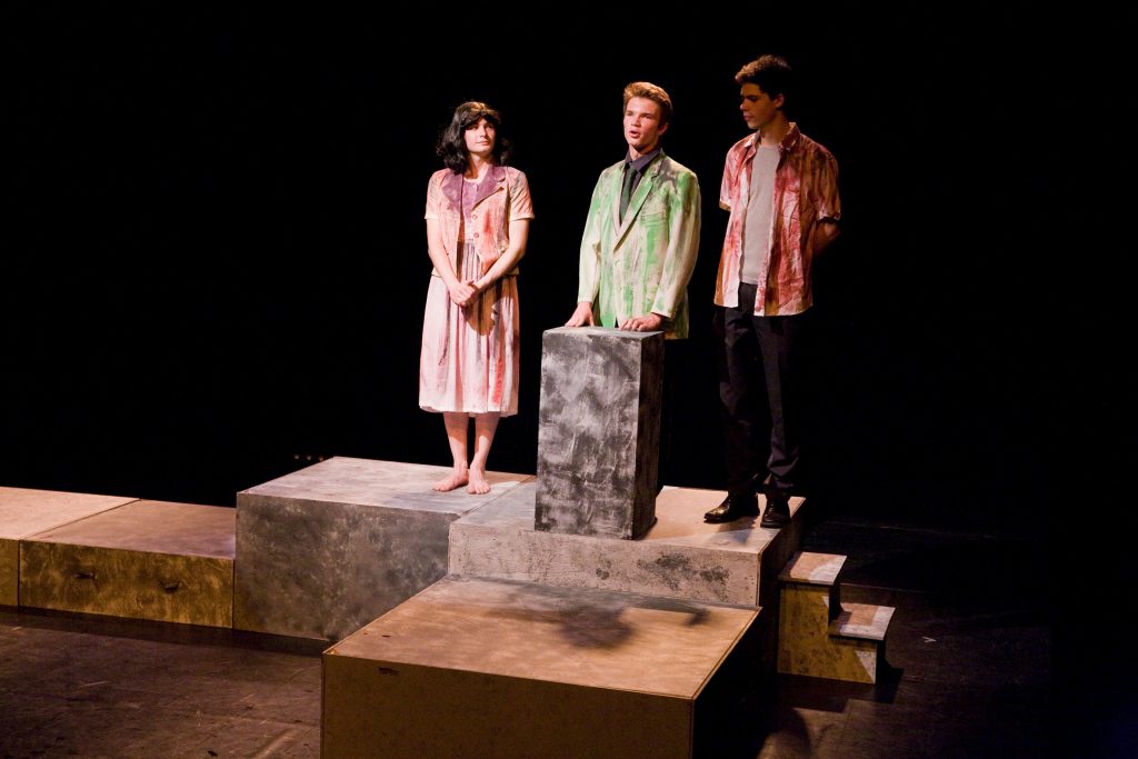 scène de théâtre avec des costumes patinés.