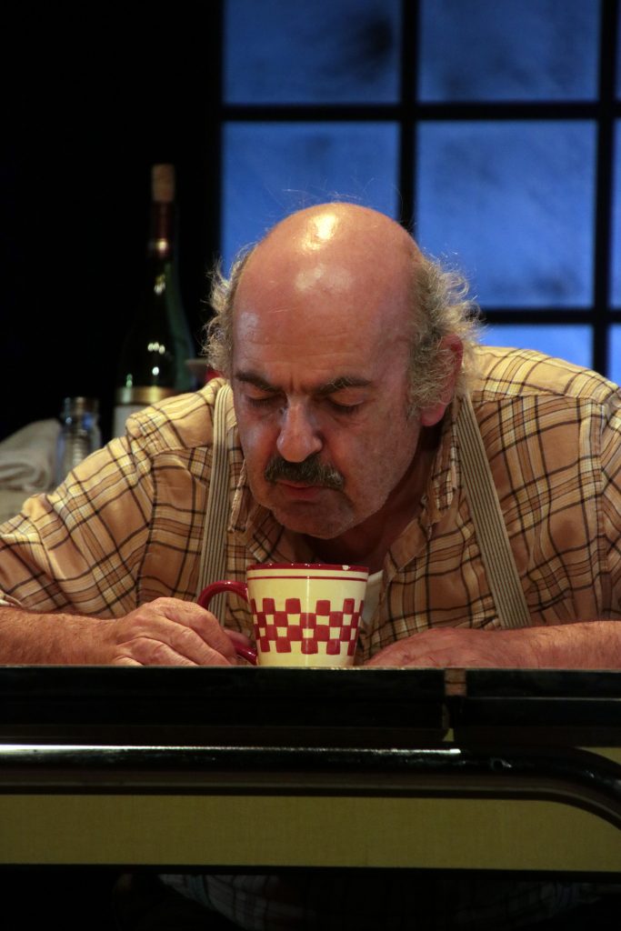 un vieux monsieur souffle sur sa tasse