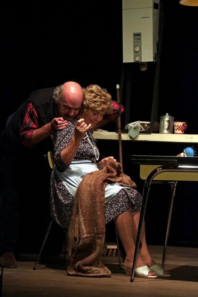 deux personnes dicutent