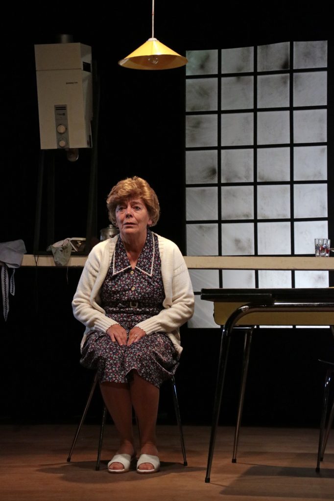 une vieille dame assise