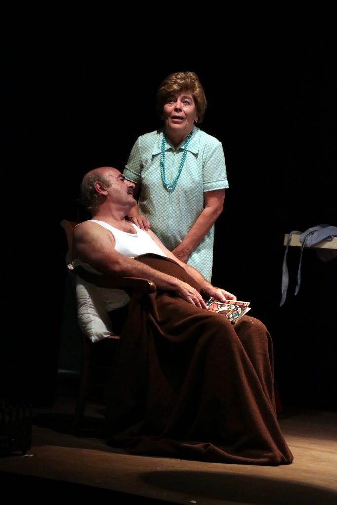 une personne assise et une debout