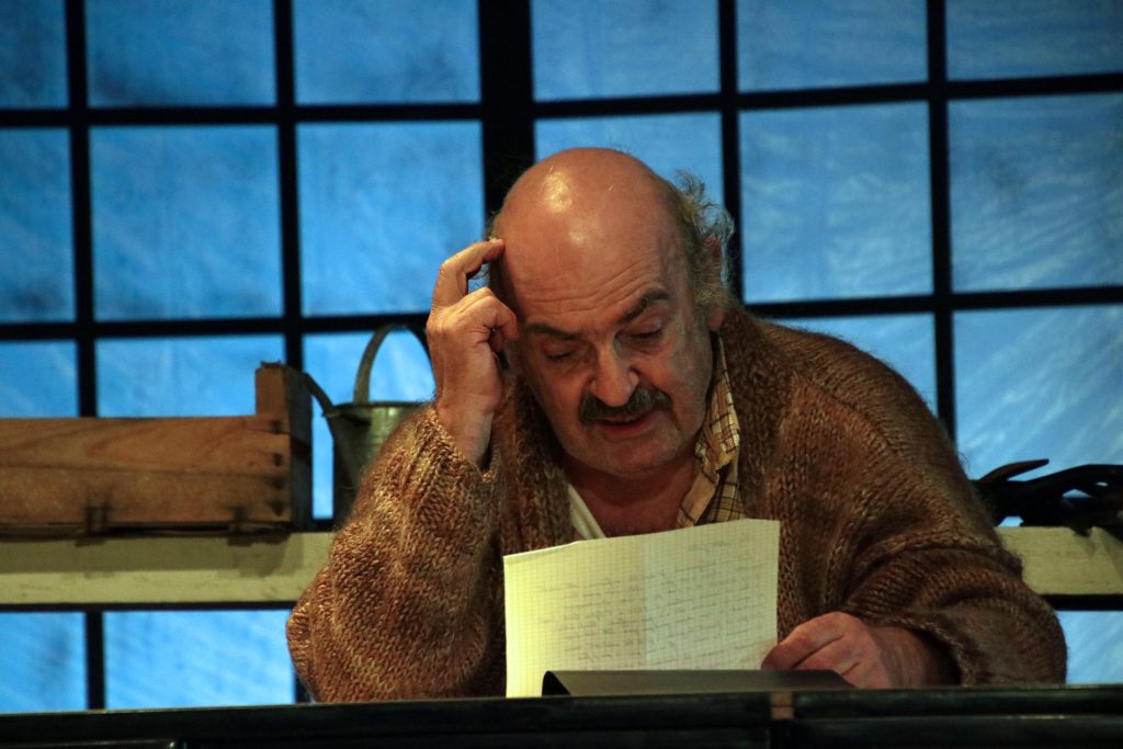 Une vieille personne lit