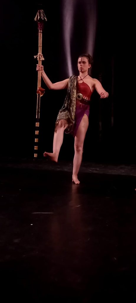 une comédienne en costume