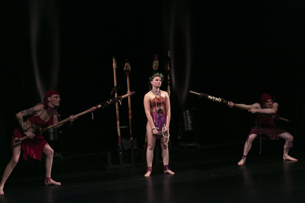 trois comédiennes en costume