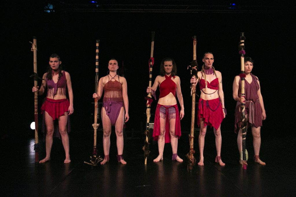 cinq comédiennes en costume debout