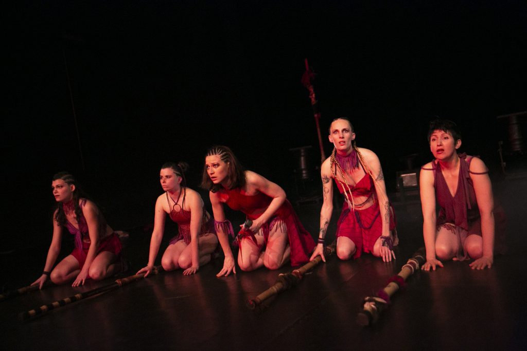 cinq comédiennes en costume acroupies