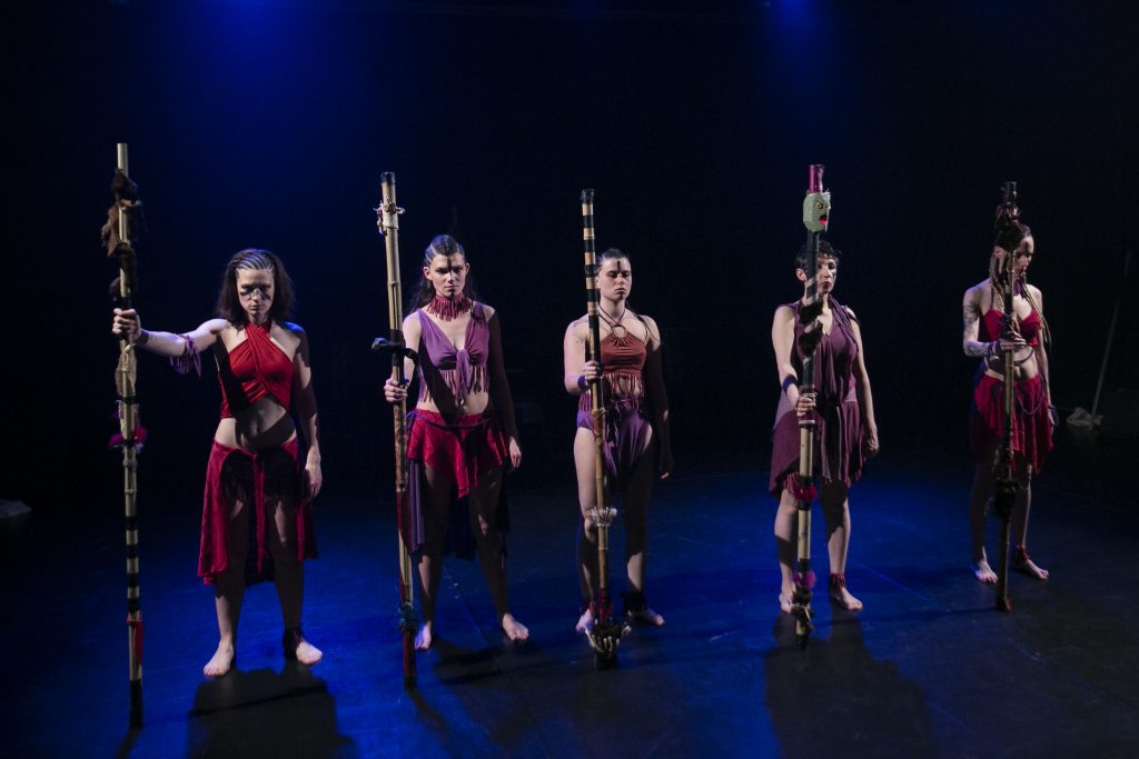 cinq comédiennes en costume