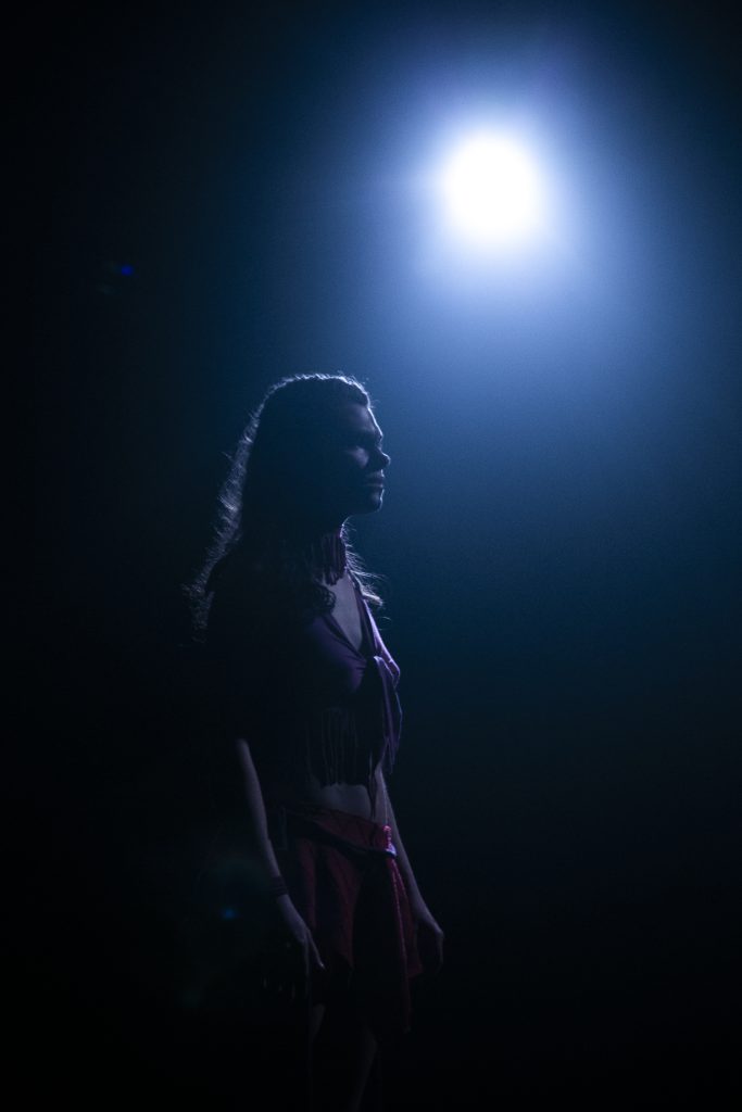 une comédienne en costume