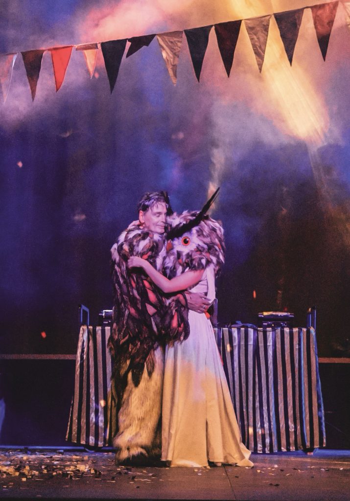 Deux personnes enlacées