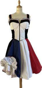 une robe tricolore.