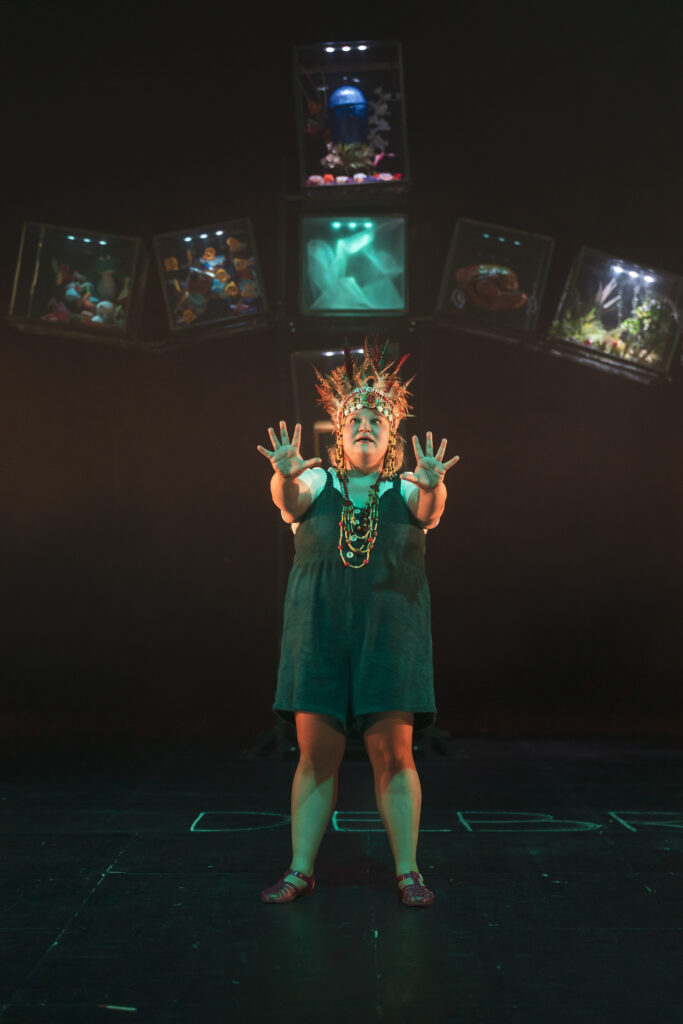 une comédienne bras tendues avec une création de costume à Bordeaux