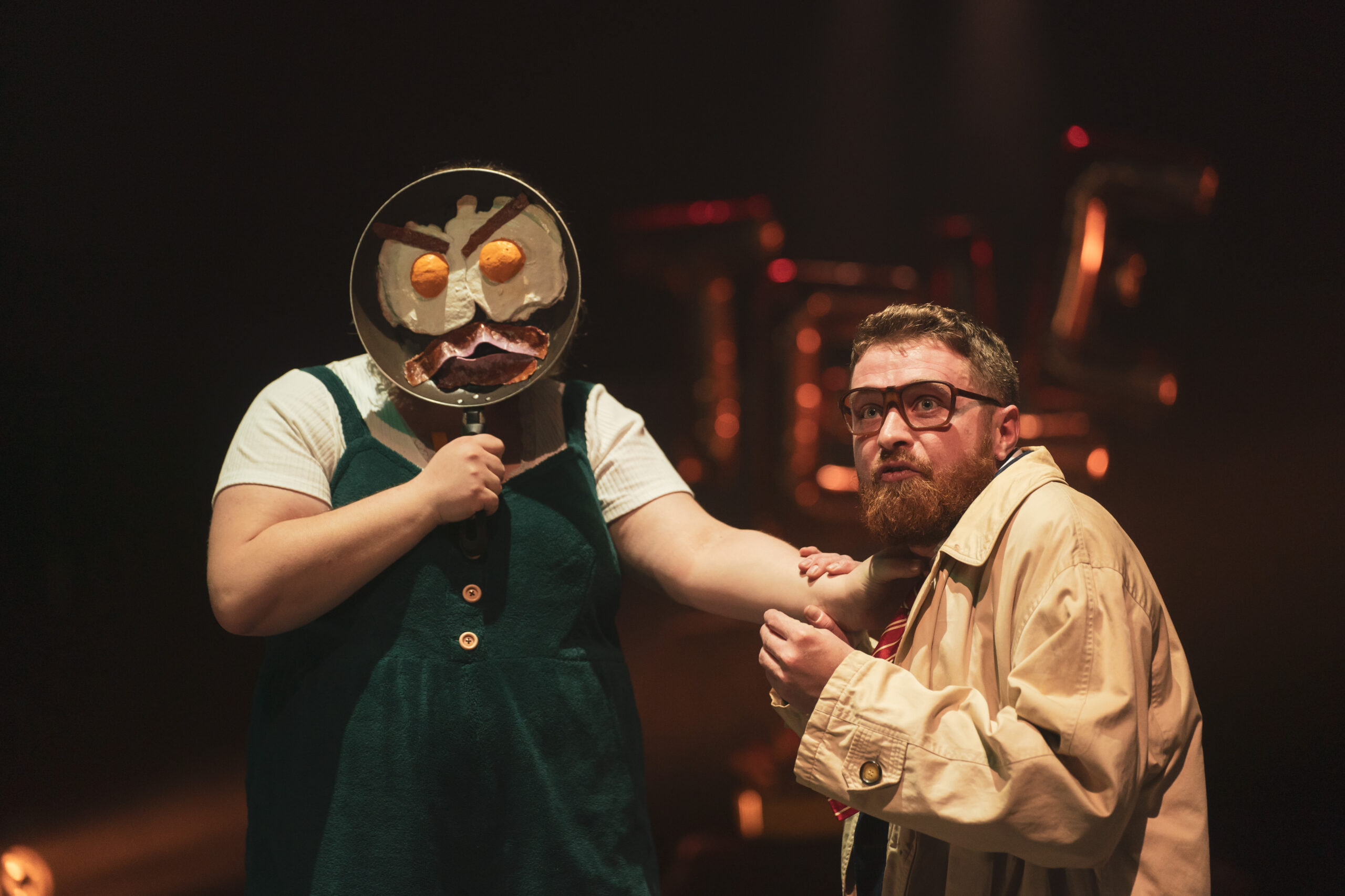 deux comédiens dont un avec un masque avec une création de costume à Bordeaux