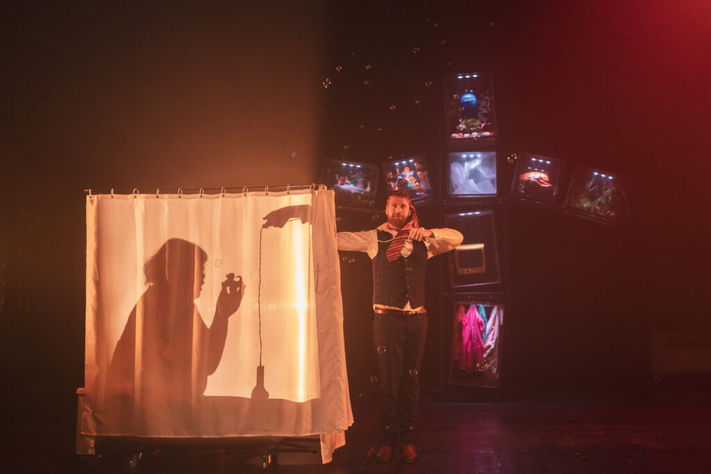 deux comédiens dont un derrière un drap avec une création de costume à Bordeaux