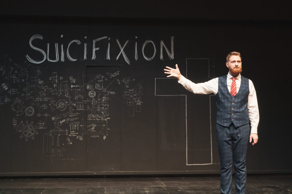 un comédien tendant la main avec une création de costume à Bordeaux