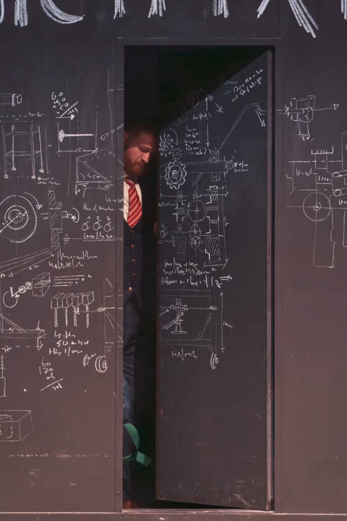 un comédien dérriere une porte entre-ouverte avec une création de costume à Bordeaux