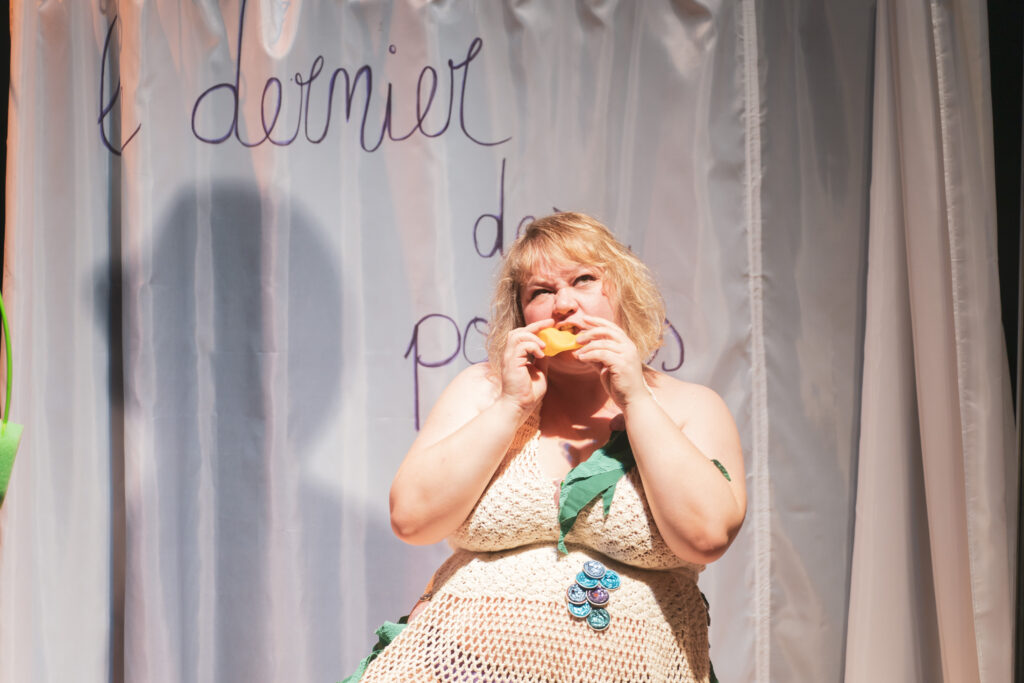 une comédienne devant un rideau avec une création de costume à Bordeaux