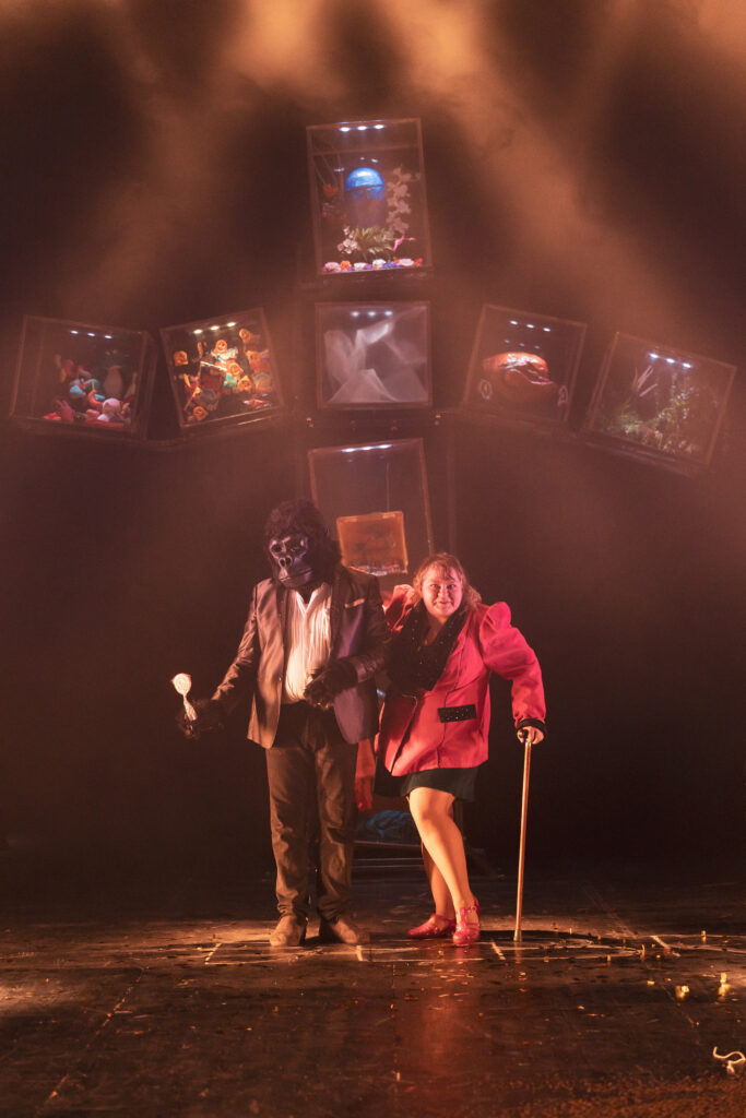 deux comédiens côte à côte avec une création de costume à Bordeaux