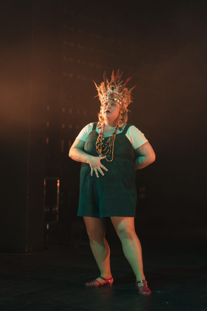 une comédienne avec une création de costume à Bordeaux