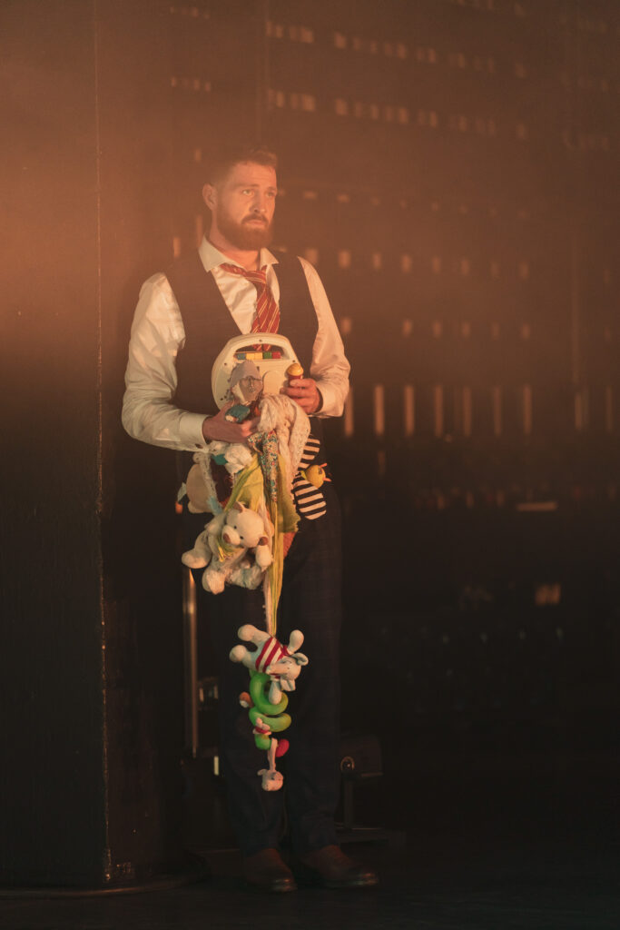 un comédien deboutavec une création de costume à Bordeaux