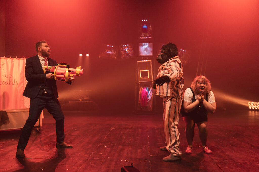 trois comédiens sur scène avec une création de costume à Bordeaux
