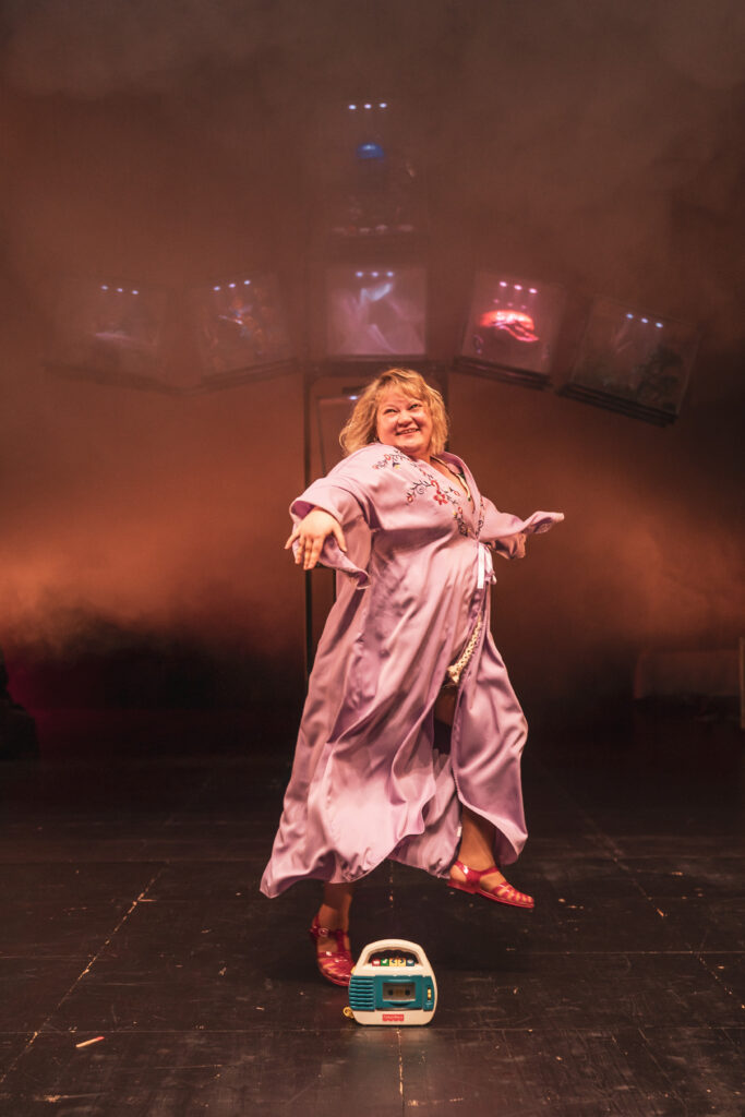 une comédienne en robe avec une création de costume à Bordeaux