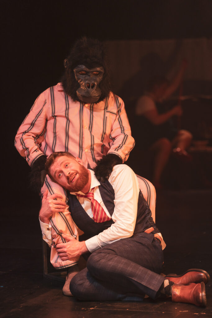 deux comédiens dont un en costume de gorille avec une création de costume à Bordeaux