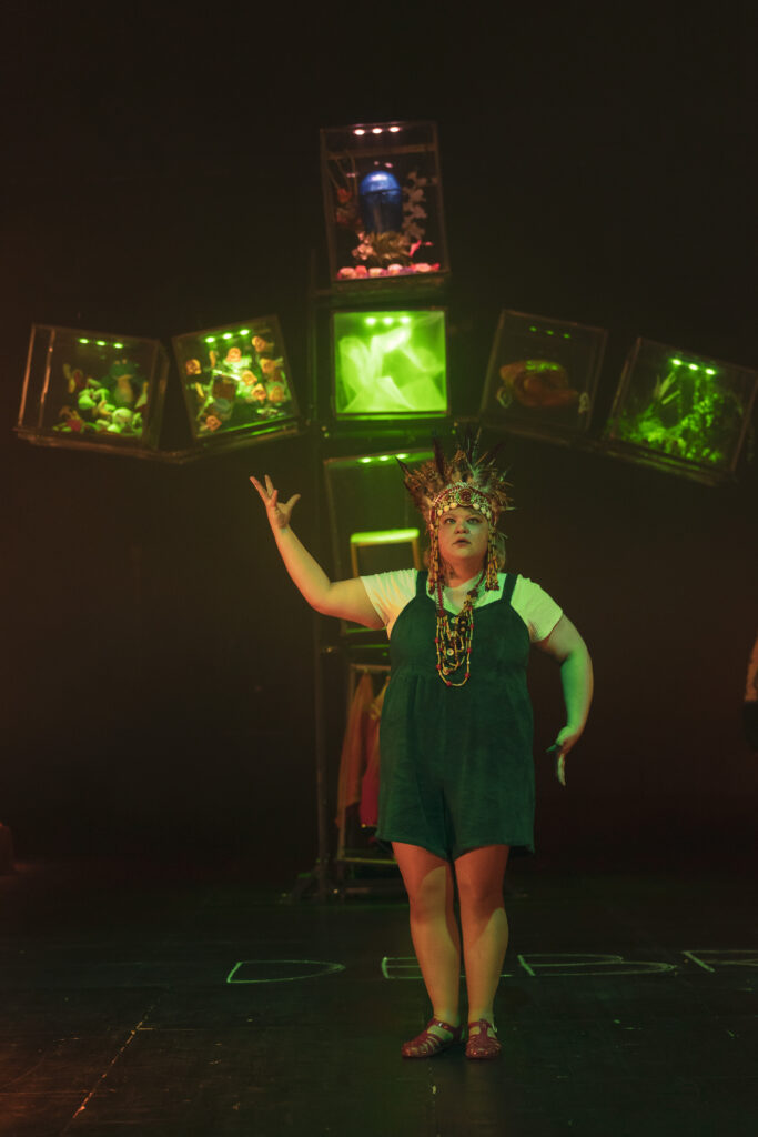 une comedienne levant la main avec une création de costume à Bordeaux