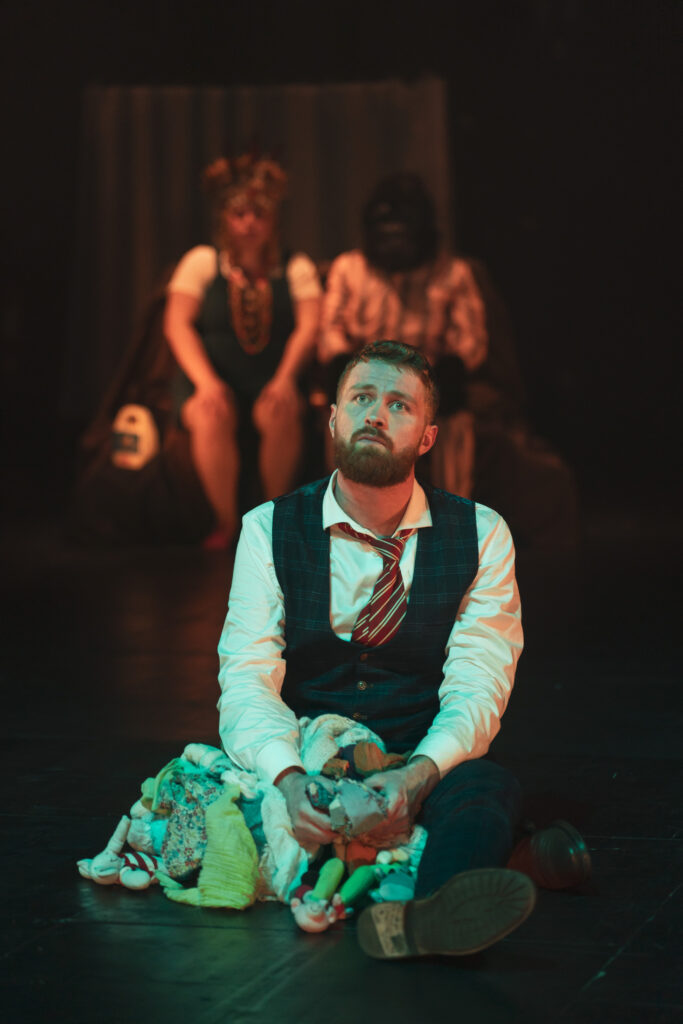 un comédien regardant en l'air avec une création de costume à Bordeaux