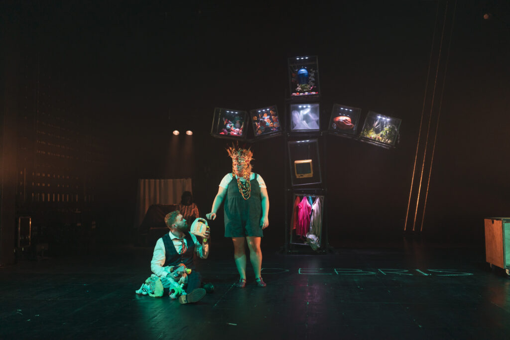 deux comédiens dont un un à genoux avec une création de costume à Bordeaux