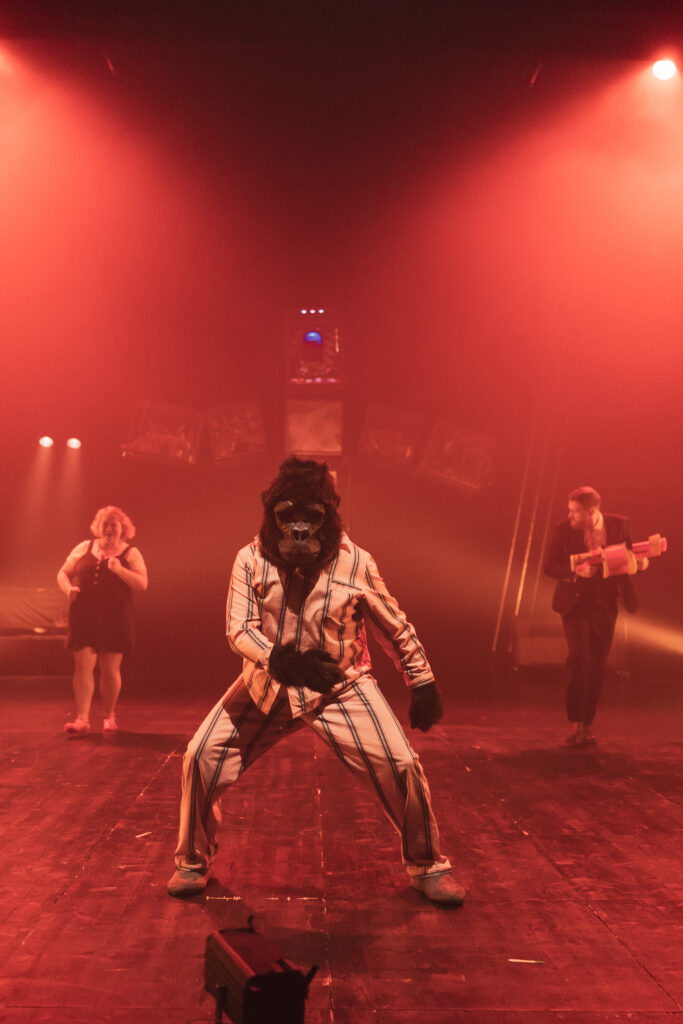 un comédien avec un costume de gorille avec une création de costume à Bordeaux