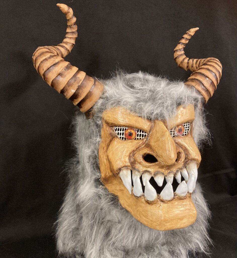 masque à cornes de face