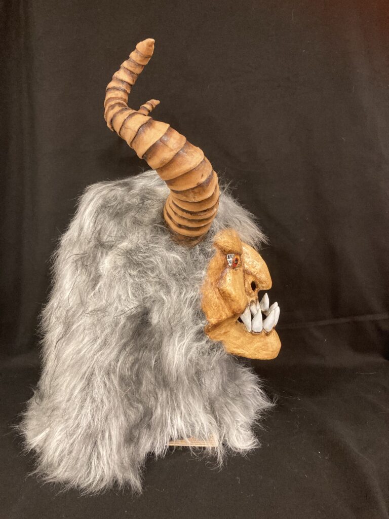 Masque à cornes de profil