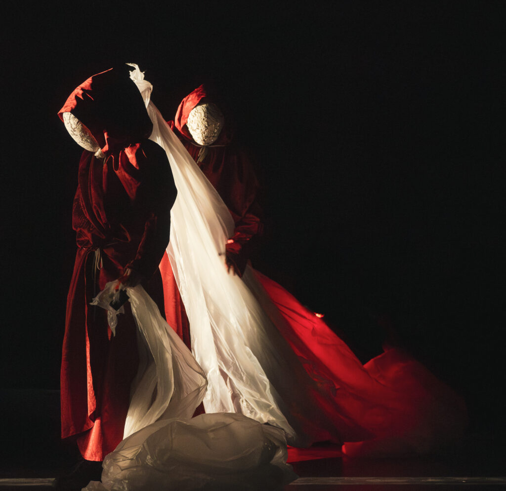 deux comédiens qui dansent