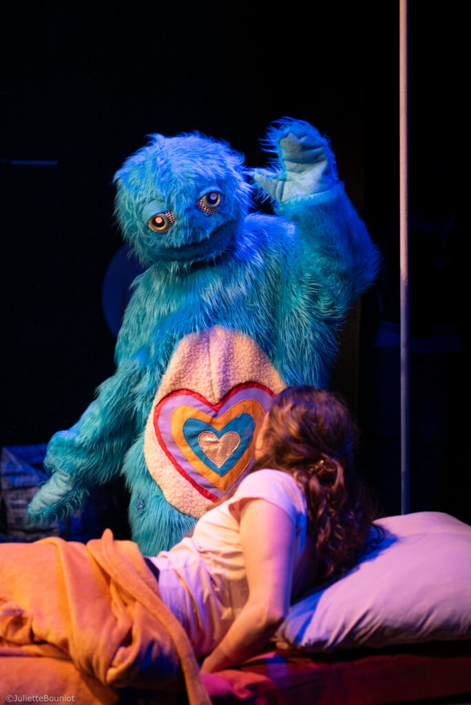Scène père fille costume peluche bleu création costumes théâtre Bordeaux Théâtrerie 2025