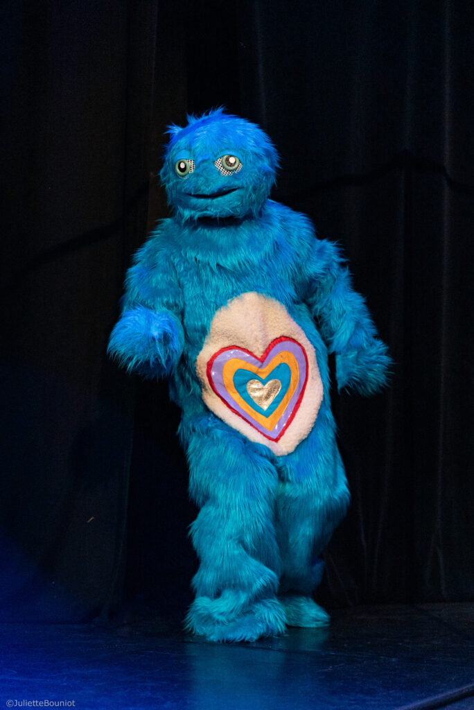 Costume père peluche bleu création costumes théâtre Bordeaux Festival Théâtrerie 2025