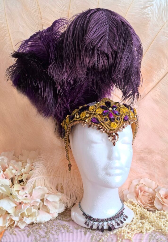 coiffe d'un costume de cabaret burlesque